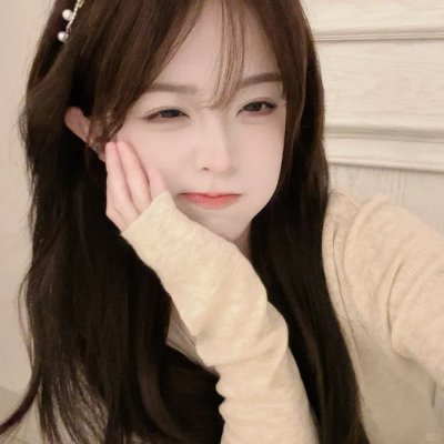 微光下的蓝色男孩